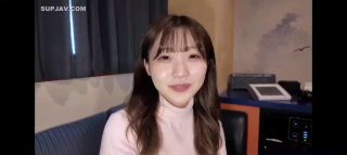 靠逼网站下载短发新人妹子，一个人椅子上自慰，手指掰穴，揉搓阴蒂，阴唇很厚实